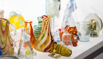 Alla scoperta della Verrerie de Biot: l’arte del vetro soffiato con bolle in Costa Azzurra