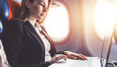 Trasferta di lavoro in aereo: cosa fare durante il volo?